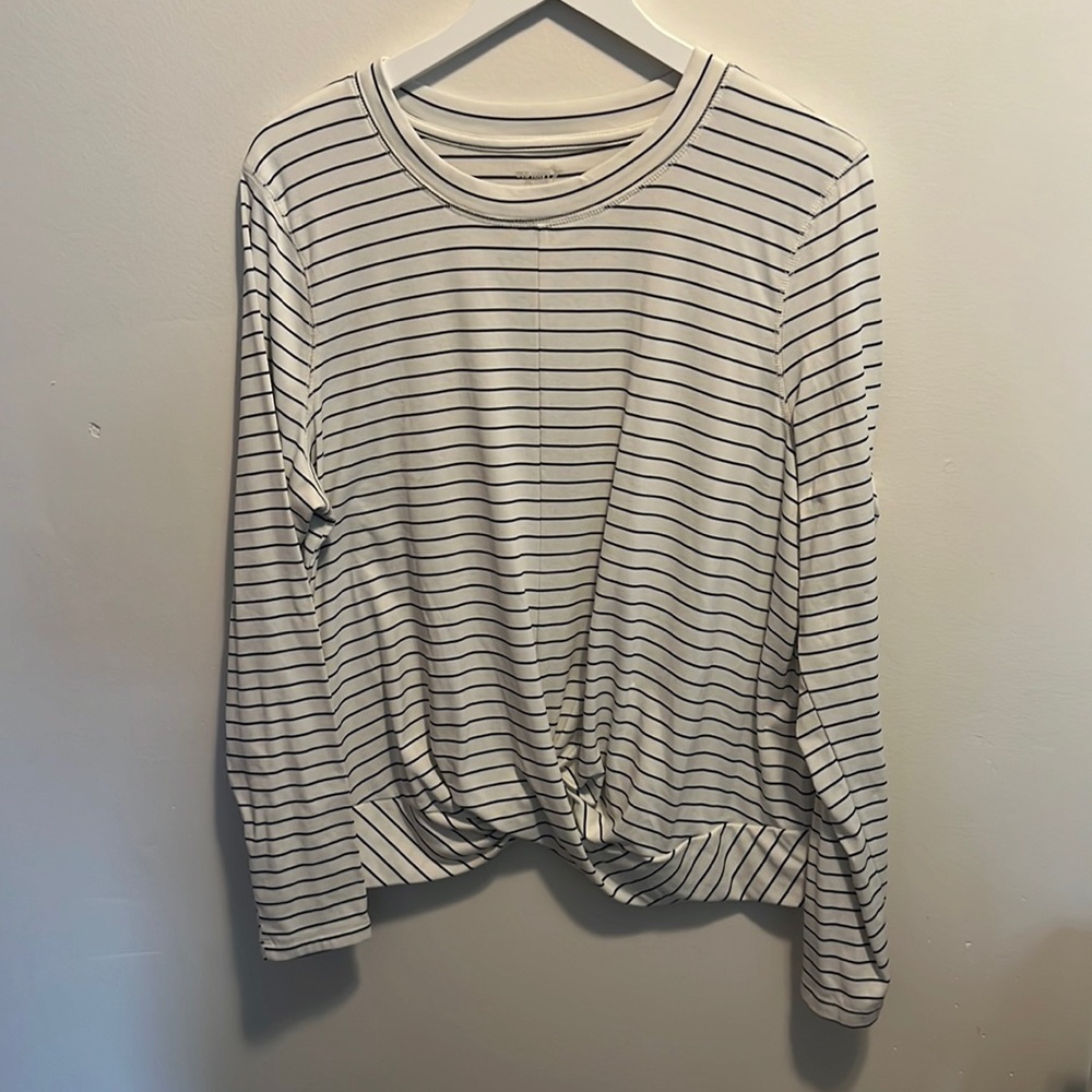Long sleeve cross bottom active shirt